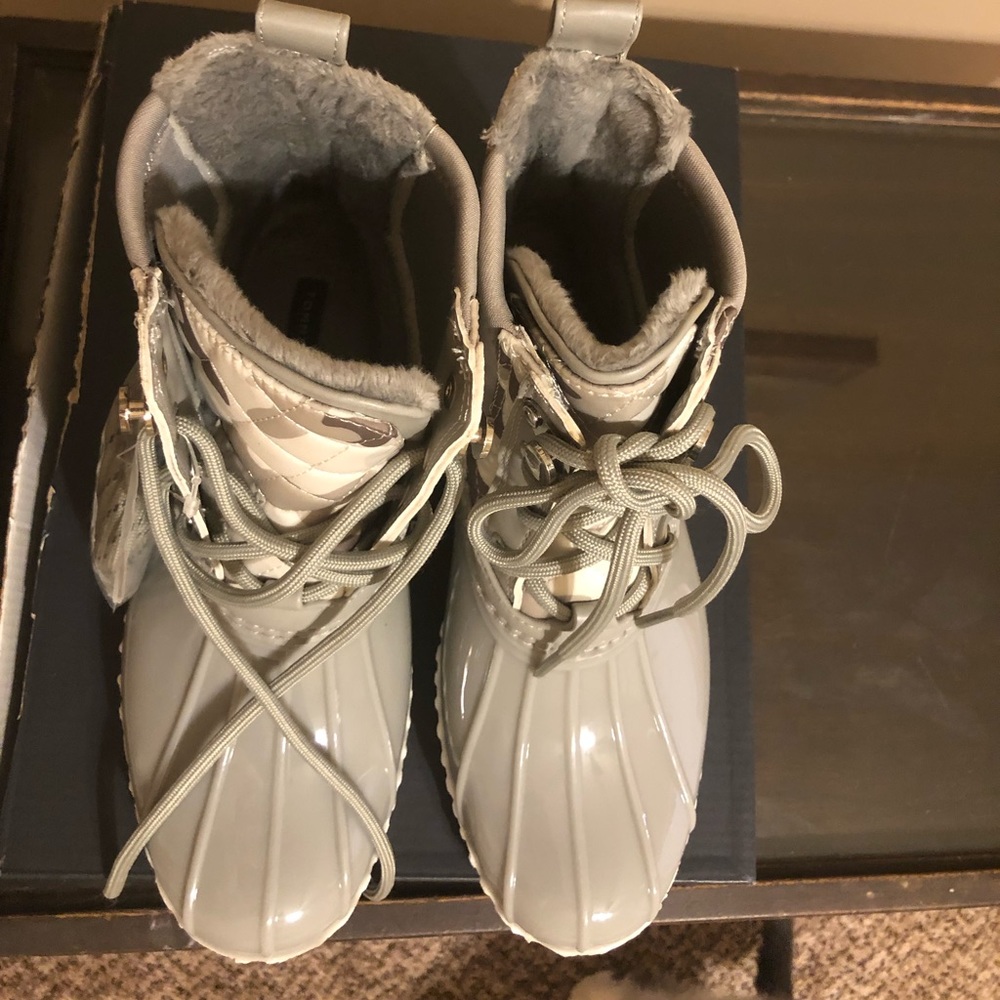 Tommy Hilfiger duck boots size size 6 womens